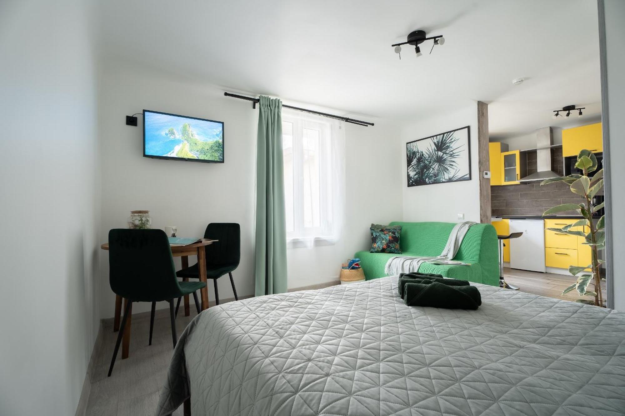 Green Garden & Private Parking Apartments With Playground Riga Luaran gambar